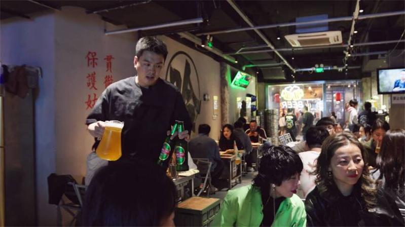 为儿时记忆买单 青岛小哥在上海开了一家喝啤酒的小店