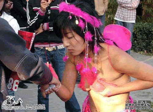 北京街头一女子赤裸<em>乳房</em>作画 众人围观(图)-青