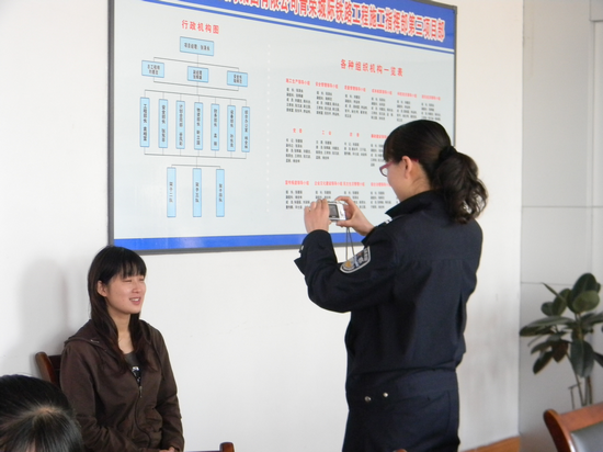 女民警进工地为工人办理暂住证 服务效率受赞