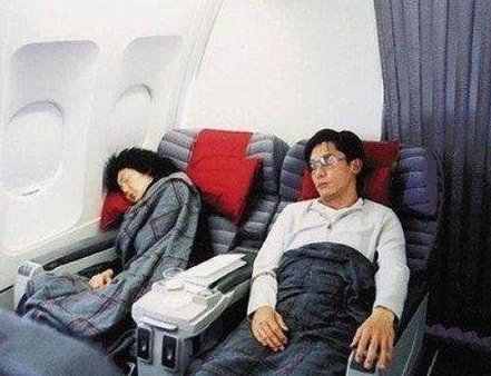 美女明星雷人睡姿大曝光 看谁睡得最吓人(图)