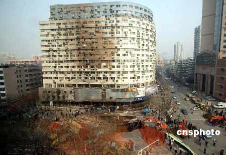 图文:南京煤气管道破裂引发爆炸 居民受损严重