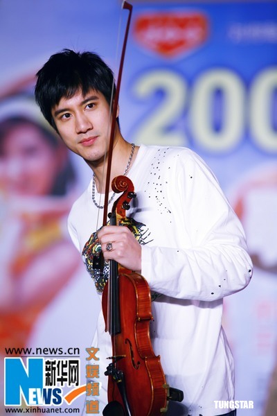  王力宏歌迷 盛典拉小提琴超酷 谢娜如痴如醉(图