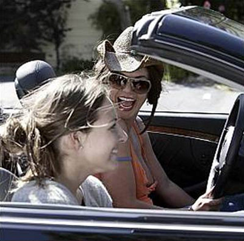 布兰妮瘦身上围缩水 不穿内衣驾车不慎露点(图