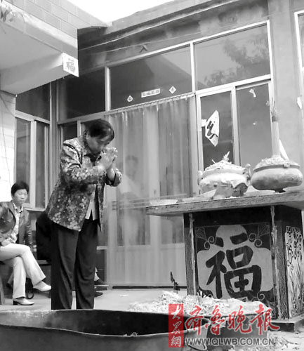 成群善男信女挤成排 算命女大师疯狂敛钱(图)