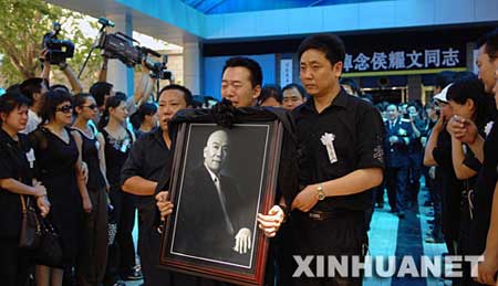  侯耀文追悼会 举行 郭德纲守灵一夜哭瘫倒(图)