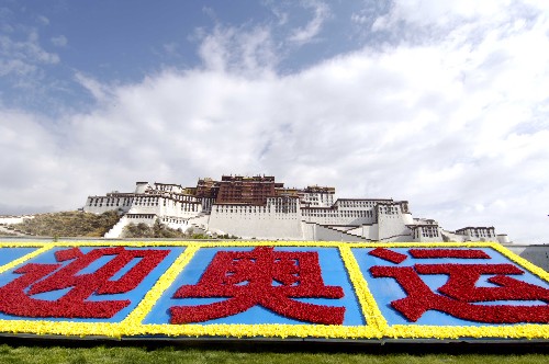 4月30日,布达拉宫前摆出了用花卉组成的“迎奥运”字样。当日,拉萨市通过各种庆祝形式迎接北京奥运会倒计时100天。新华社记者普布扎西摄