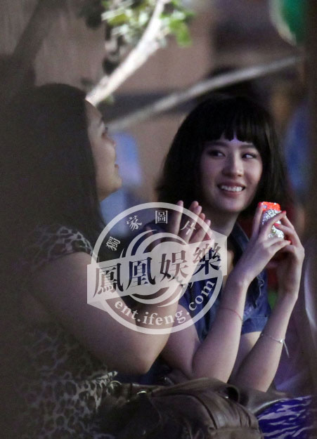 刘亦菲休闲装亮相 与友人逛街