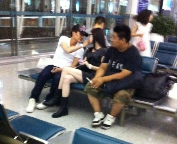 倪妮冯绍峰海量亲密照 网友：貌合神离