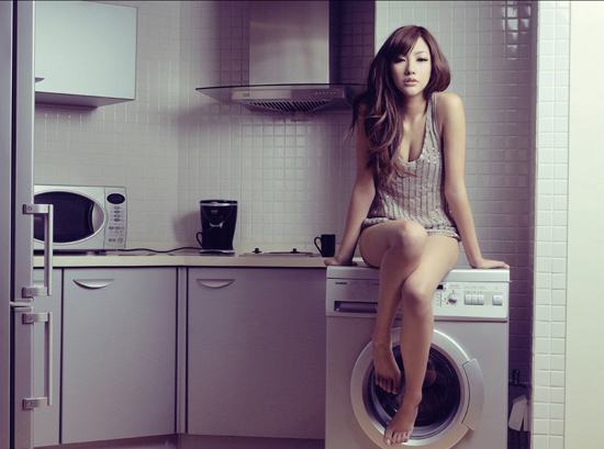 36岁刘谦小10岁嫩模女友王希怡 童年照火辣比基尼照曝光