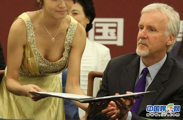 2012揩油大事记 袭胸揉臀全有