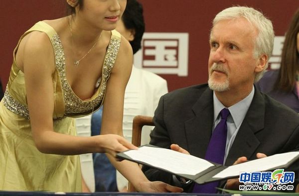 2012揩油大事记 袭胸揉臀全有