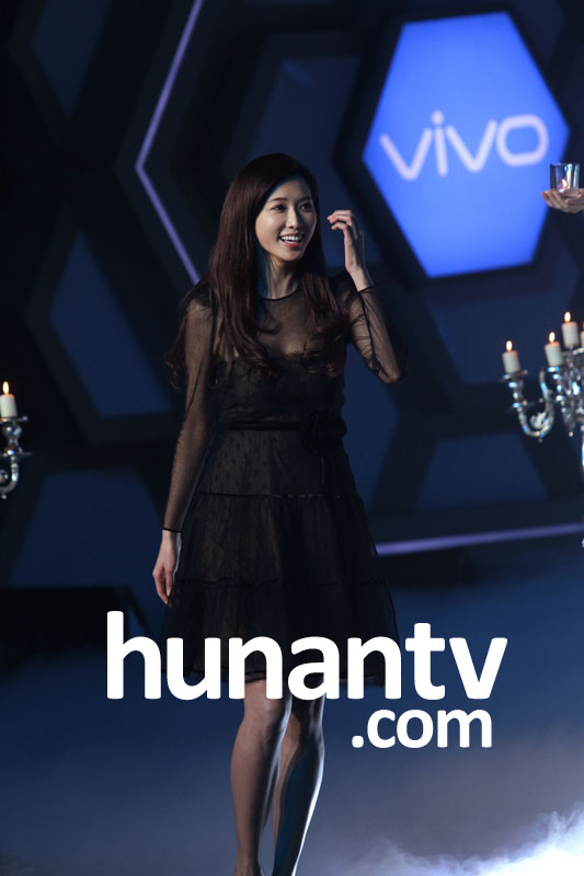 林志玲黑色透视装秀名模身材 搭何炅肩膀比身高