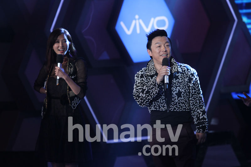 林志玲黑色透视装秀名模身材 搭何炅肩膀比身高