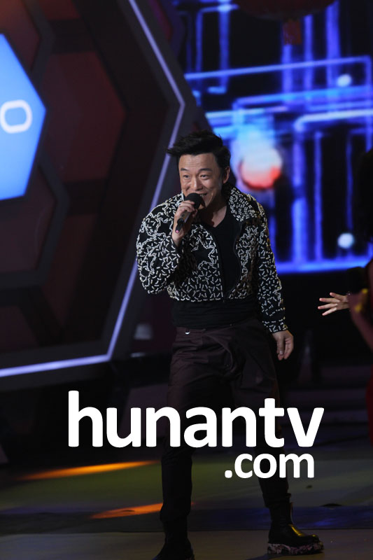 林志玲黑色透视装秀名模身材 搭何炅肩膀比身高