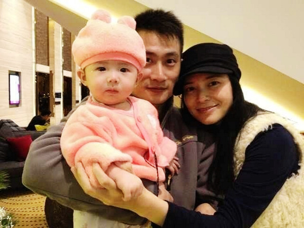 郭羡妮爱女红衣萌照曝光 网友：最美星二代(组图)