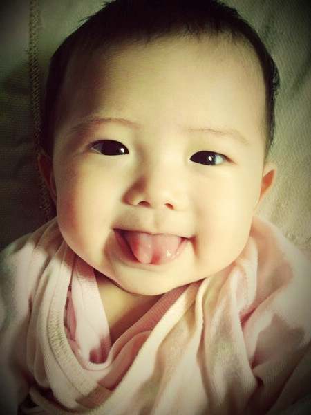 郭羡妮爱女红衣萌照曝光 网友：最美星二代(组图)