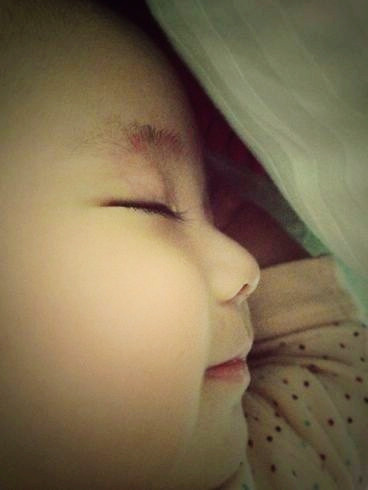 郭羡妮爱女红衣萌照曝光 网友：最美星二代(组图)