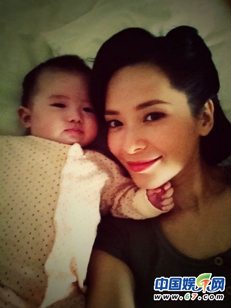 郭羡妮爱女红衣萌照曝光 网友：最美星二代(组图)