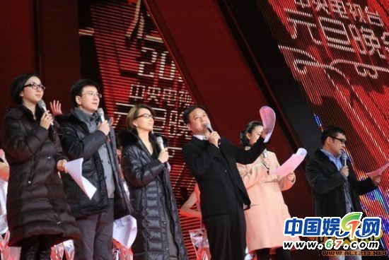 董卿朱军素颜彩排