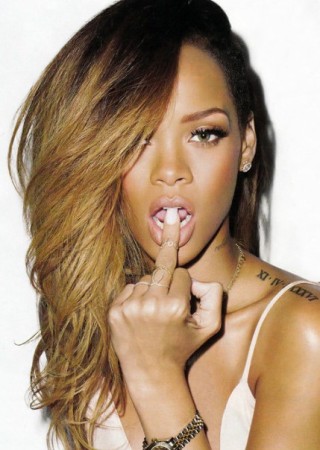 蕾哈娜咬指吞烟露性感纹身 俯身秀半球