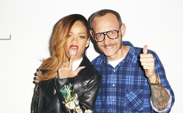 蕾哈娜咬指吞烟露性感纹身 俯身秀半球