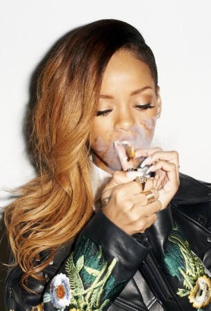 蕾哈娜咬指吞烟露性感纹身 俯身秀半球