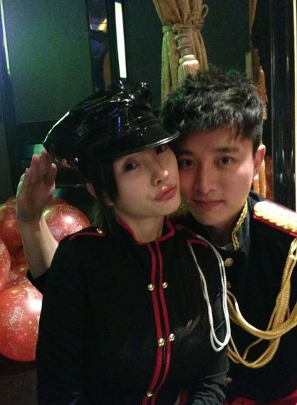 贾乃亮李小璐晒制服装甜蜜合影 自认颇有夫妻相