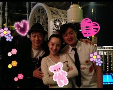 贾乃亮李小璐晒制服装甜蜜合影 自认颇有夫妻相