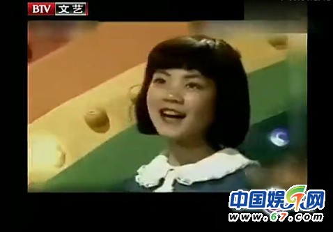 王菲14岁央视唱红歌
