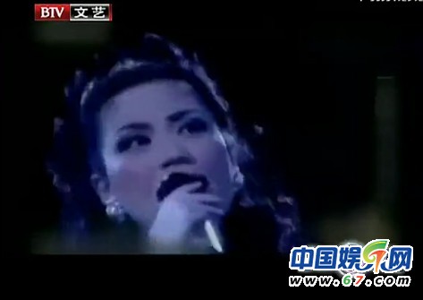 王菲14岁央视唱红歌