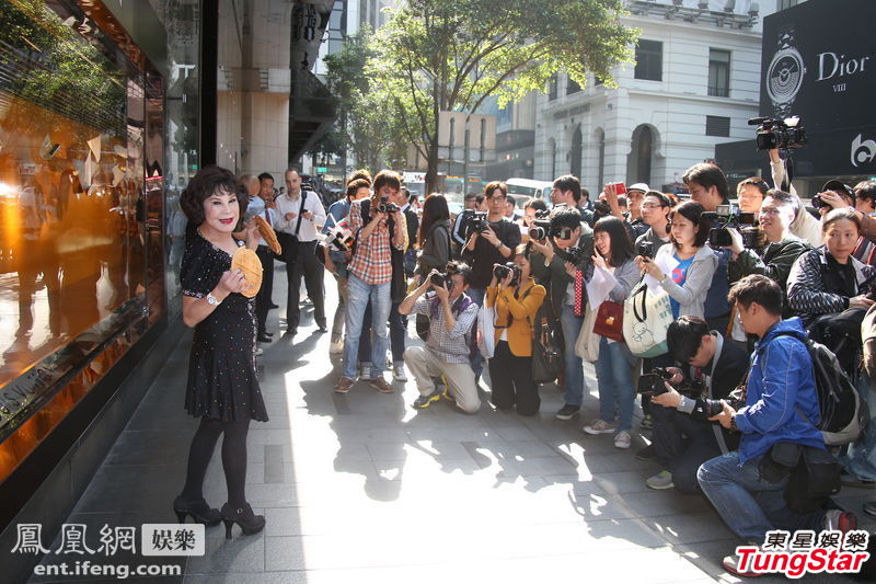 80岁香港老牌女星穿低胸装亮相 白脸大红唇路人围观
