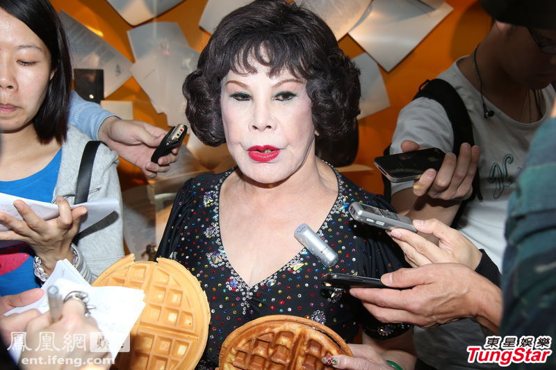 80岁香港老牌女星穿低胸装亮相 白脸大红唇路人围观