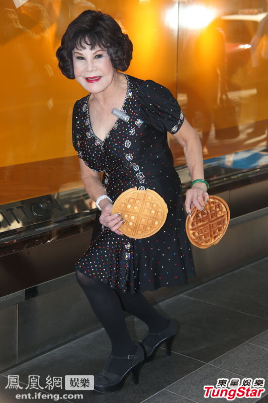 80岁香港老牌女星穿低胸装亮相 白脸大红唇路人围观