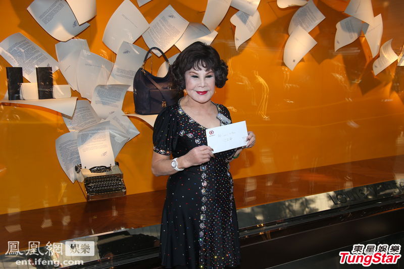 80岁香港老牌女星穿低胸装亮相 白脸大红唇路人围观