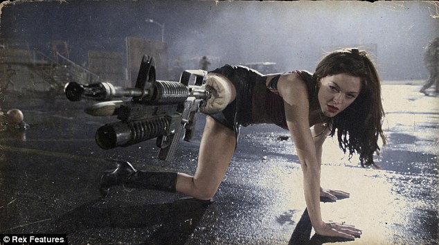 索菲娅新片海报曝光 双乳喷火场面香艳火爆