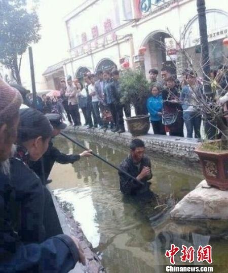 云南昭通城管推盲人入水并殴打