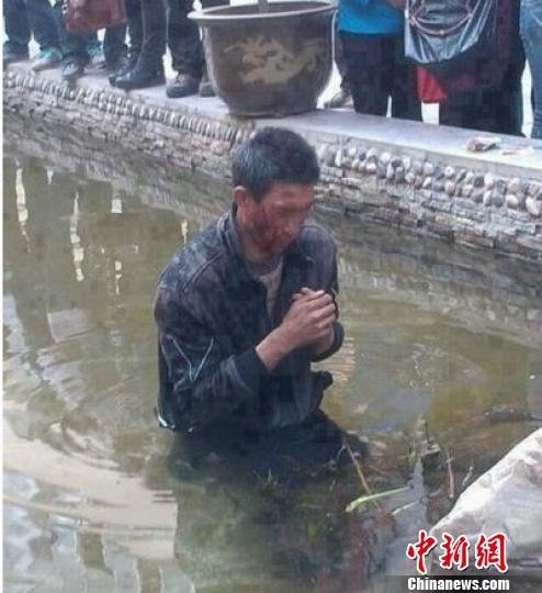 云南昭通城管推盲人入水并殴打