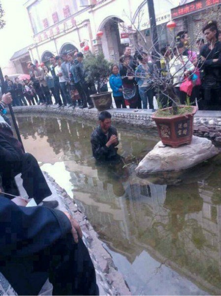 云南昭通城管推盲人入水并殴打