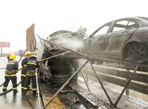 运车大货京港澳高速起火 8辆崭新豪车烧毁(图)