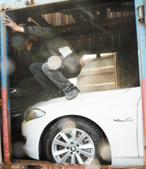 运车大货京港澳高速起火 8辆崭新豪车烧毁(图)