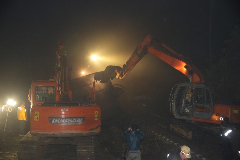 3月27日凌晨，洛湛铁路娄邵线湖南省双峰县洪山殿镇路段发生山体滑坡造成货车脱轨事件，救援人员开展抢险。