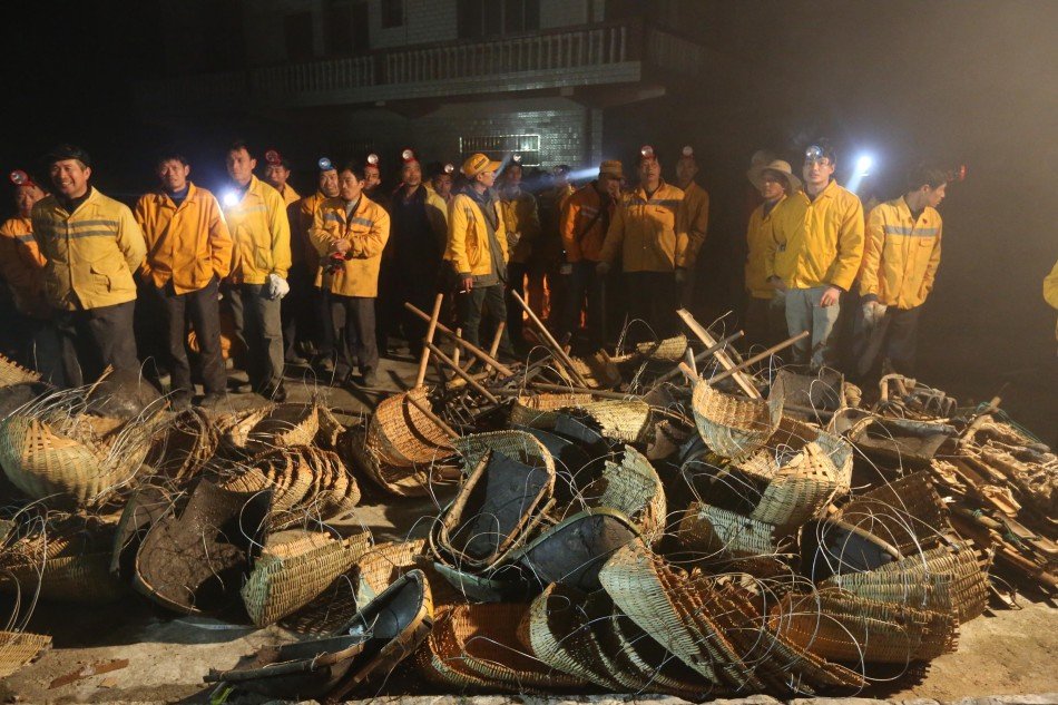 3月27日凌晨，洛湛铁路娄邵线湖南省双峰县洪山殿镇路段发生山体滑坡造成货车脱轨事件，救援人员开展抢险。