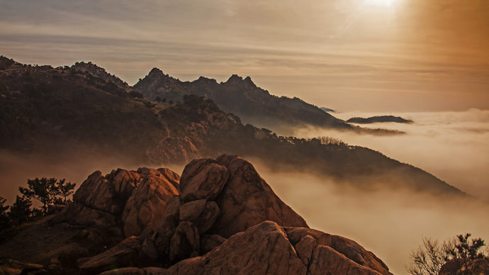 阳光普照难掩如梦如幻的雾景崂山