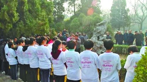 高中生站立抗议公园广场舞遭老人指责