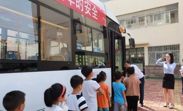 教师节临近 公交"编外老师"收到学生节日问候