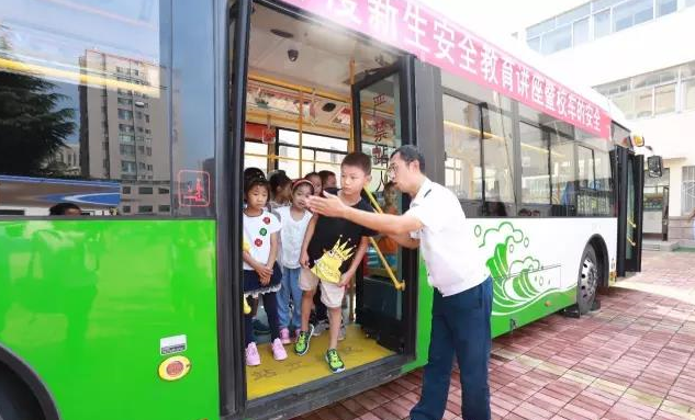 教师节临近 公交"编外老师"收到学生节日问候