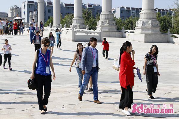 中外媒体走进兖州兴隆文化园