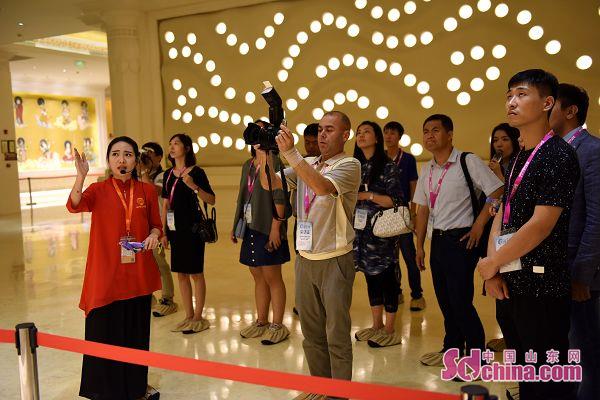 中外媒体走进兖州兴隆文化园