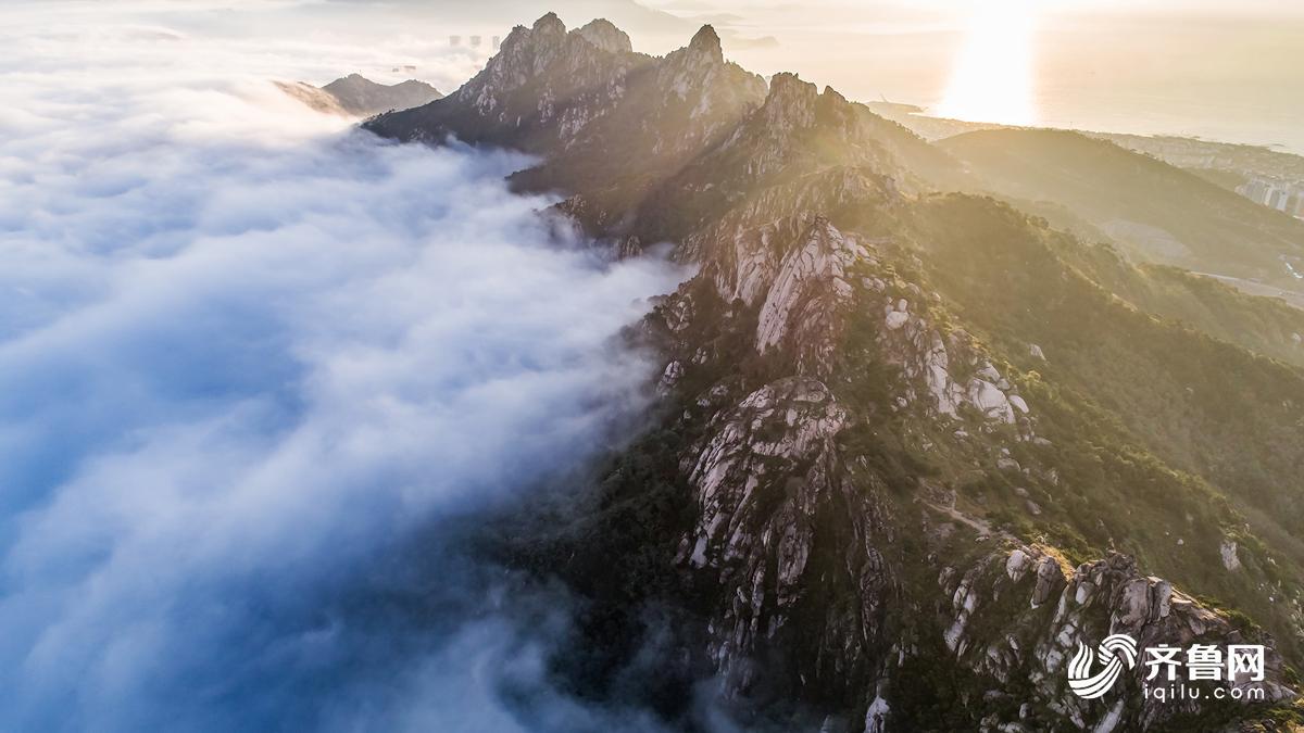高清：遇见最美青岛 平流雾下浮山宛入仙境