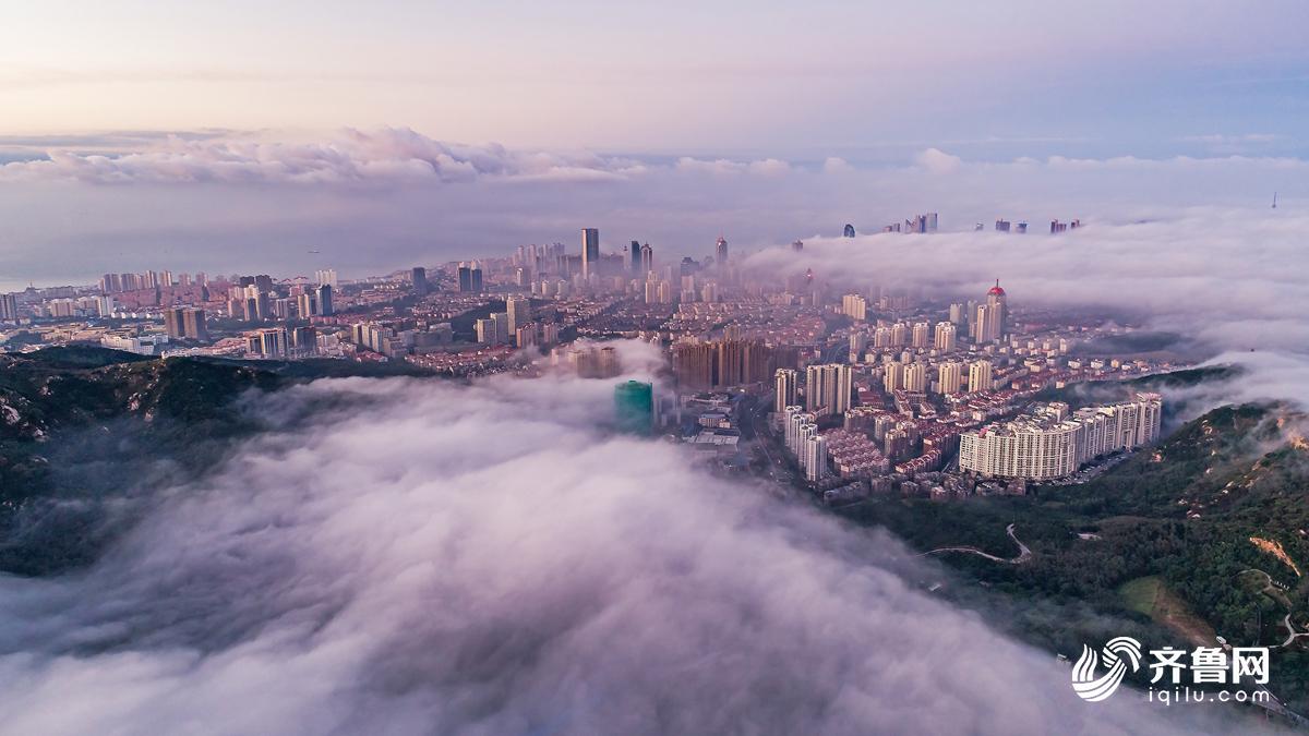 高清：遇见最美青岛 平流雾下浮山宛入仙境